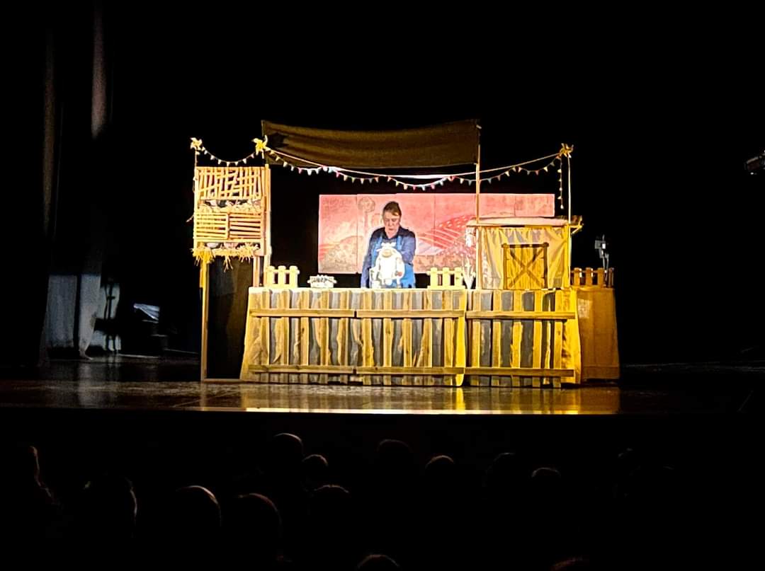 Representación Teatral De Títeres En La Casa De La Cultura De Peñarroya Pueblonuevo A Través De La Obra «La Increíble Historia De La Vaca Margarita»