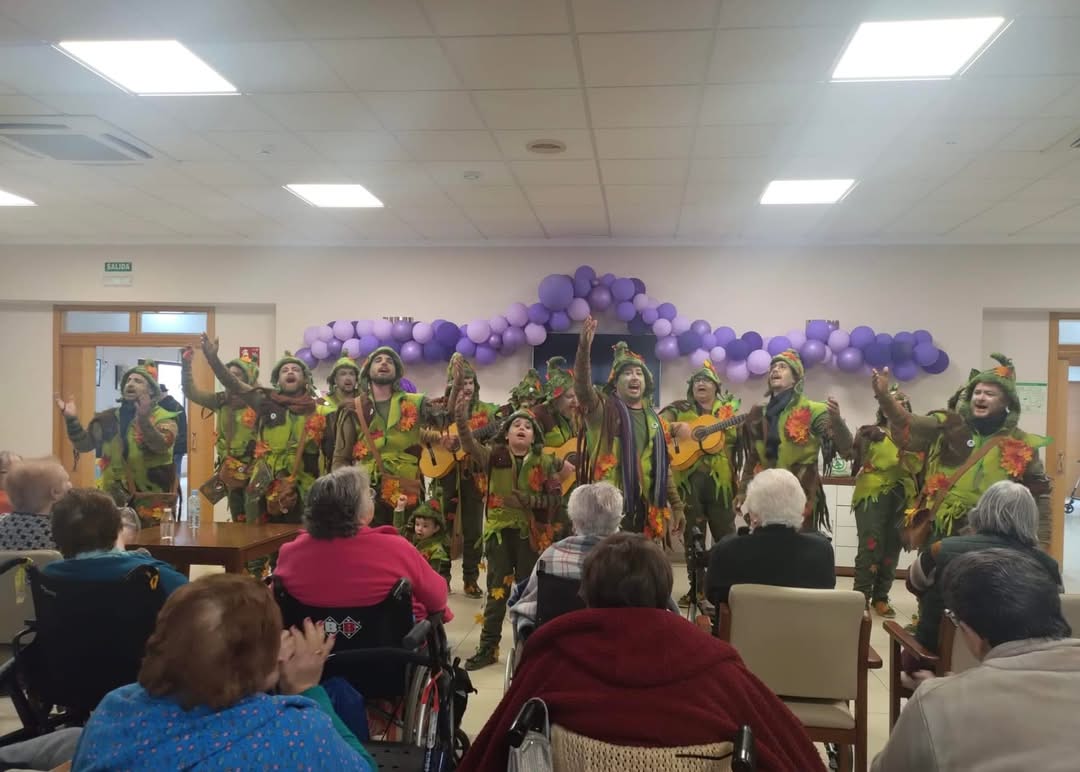 La Comparsa De La Peña Cultural Carnavalesca «Nuevos Carnavales» Visitan La Fundación Residencia de Mayores Santa Bárbara